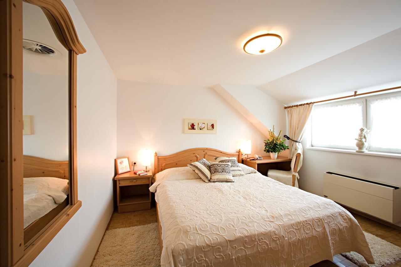 Hotel & Restaurant Braunstein - Pauli'S Stuben พูร์บาค อัม นอยซีดเลอร์เซ ภายนอก รูปภาพ