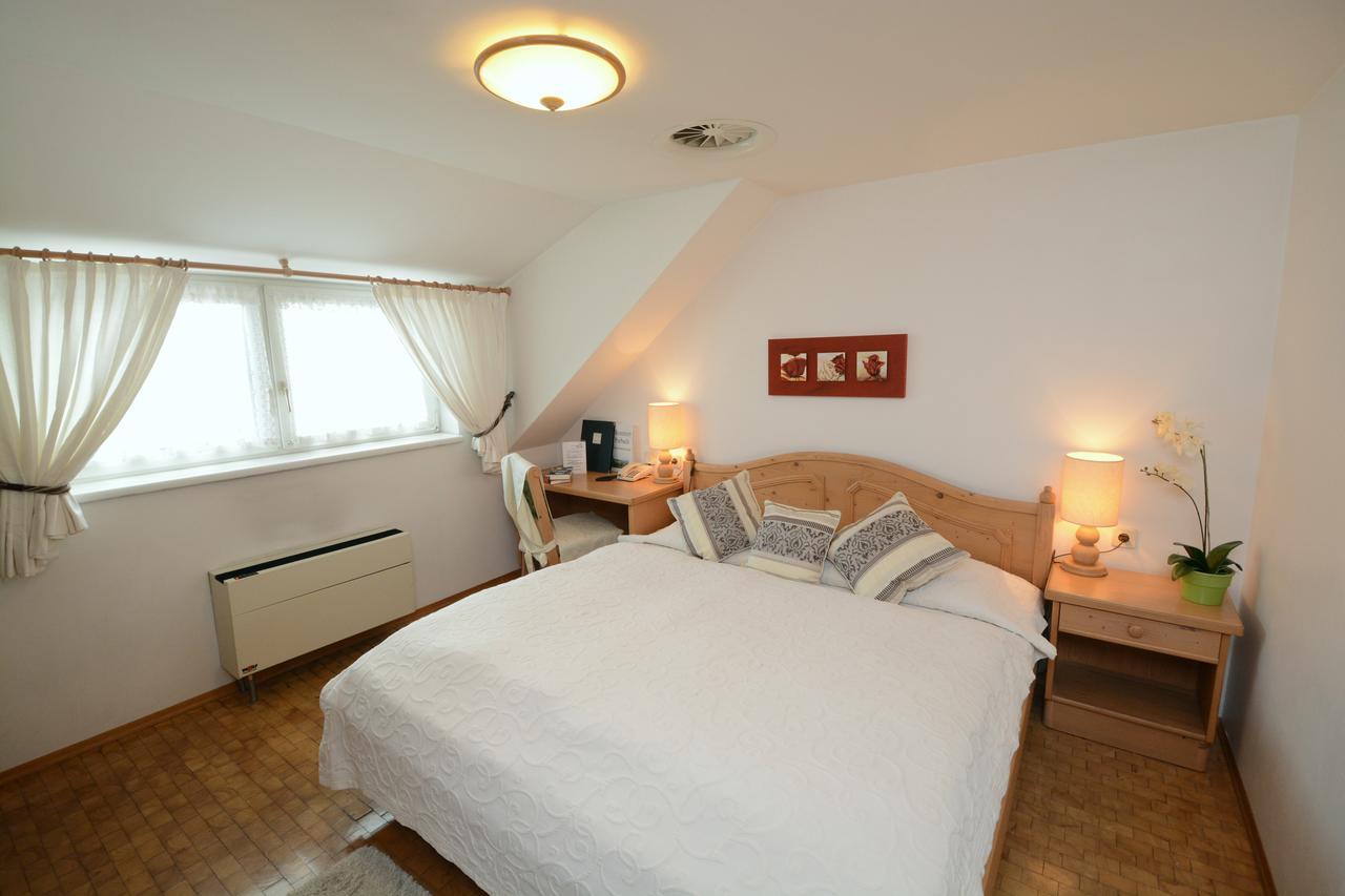 Hotel & Restaurant Braunstein - Pauli'S Stuben พูร์บาค อัม นอยซีดเลอร์เซ ภายนอก รูปภาพ